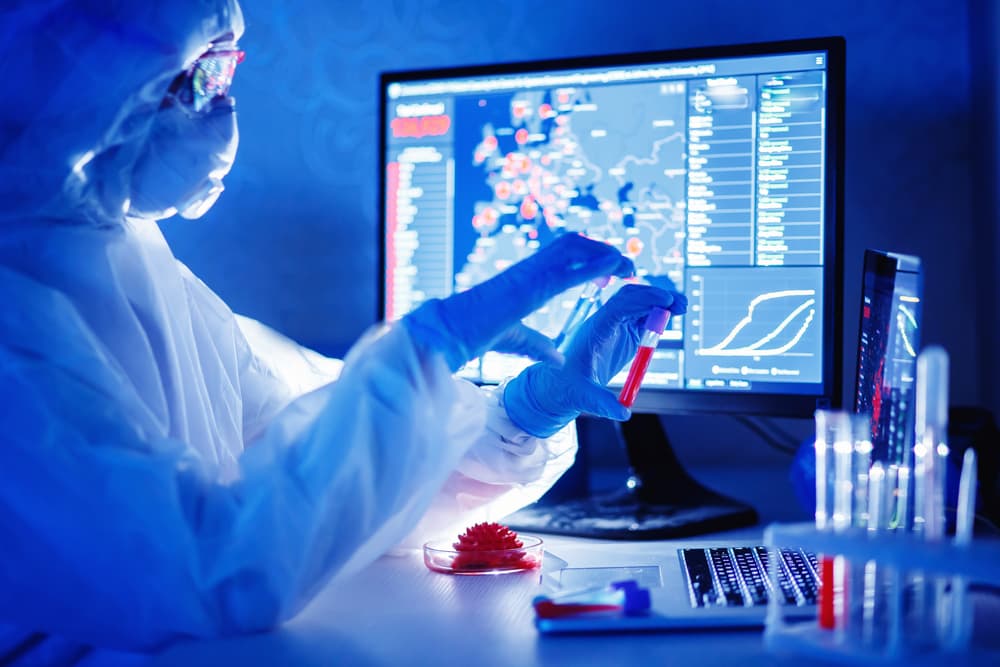 Nostradamus también replica en sus profecías que los avances tecnológicos cada vez serían más sorprendentes (claramente), como que los humanos traerían chips electrónicos (algo que podría pasar pronto) pero lo 'alarmante' es que supuestamente predice que un médico hará un arma biológica fatal.