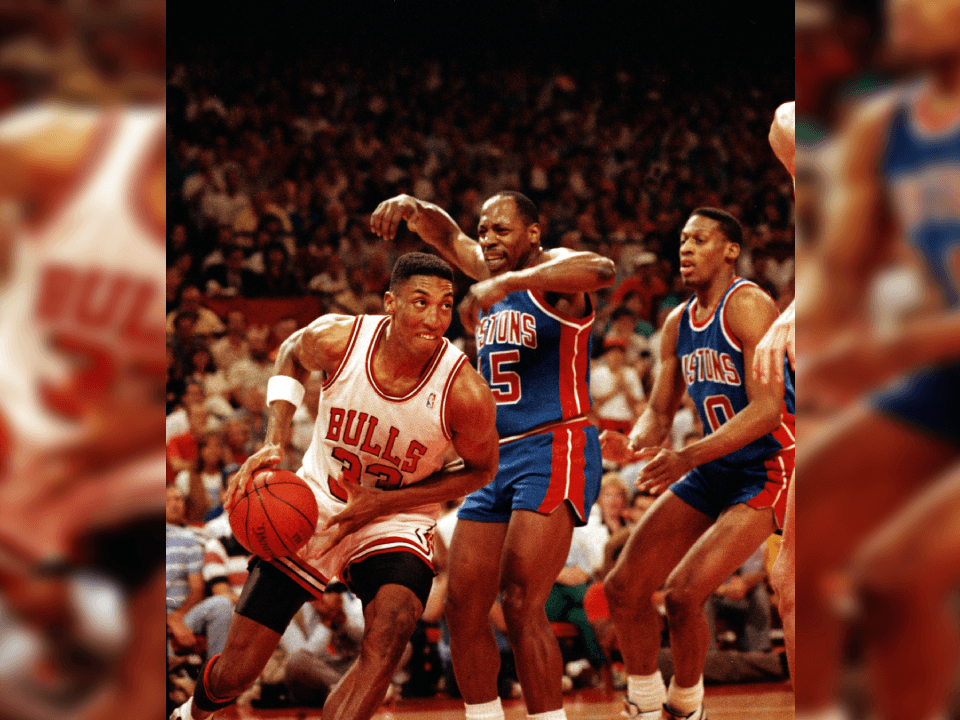 Los Bulls, a pesar de ir mejorando y ser el equipo que siempre habían soñado, se topaban con los Detroit Pistons, rival acérrimo con el cual perdieron dos veces. En este equipo jugaba Dennis Rodman.