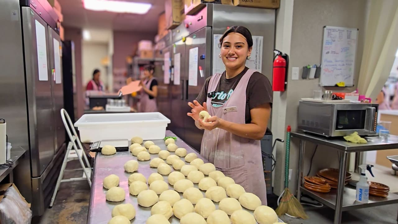 Laura, acompañada por su mamá y sus compañeros, prepara cientos de conchas mexicanas.