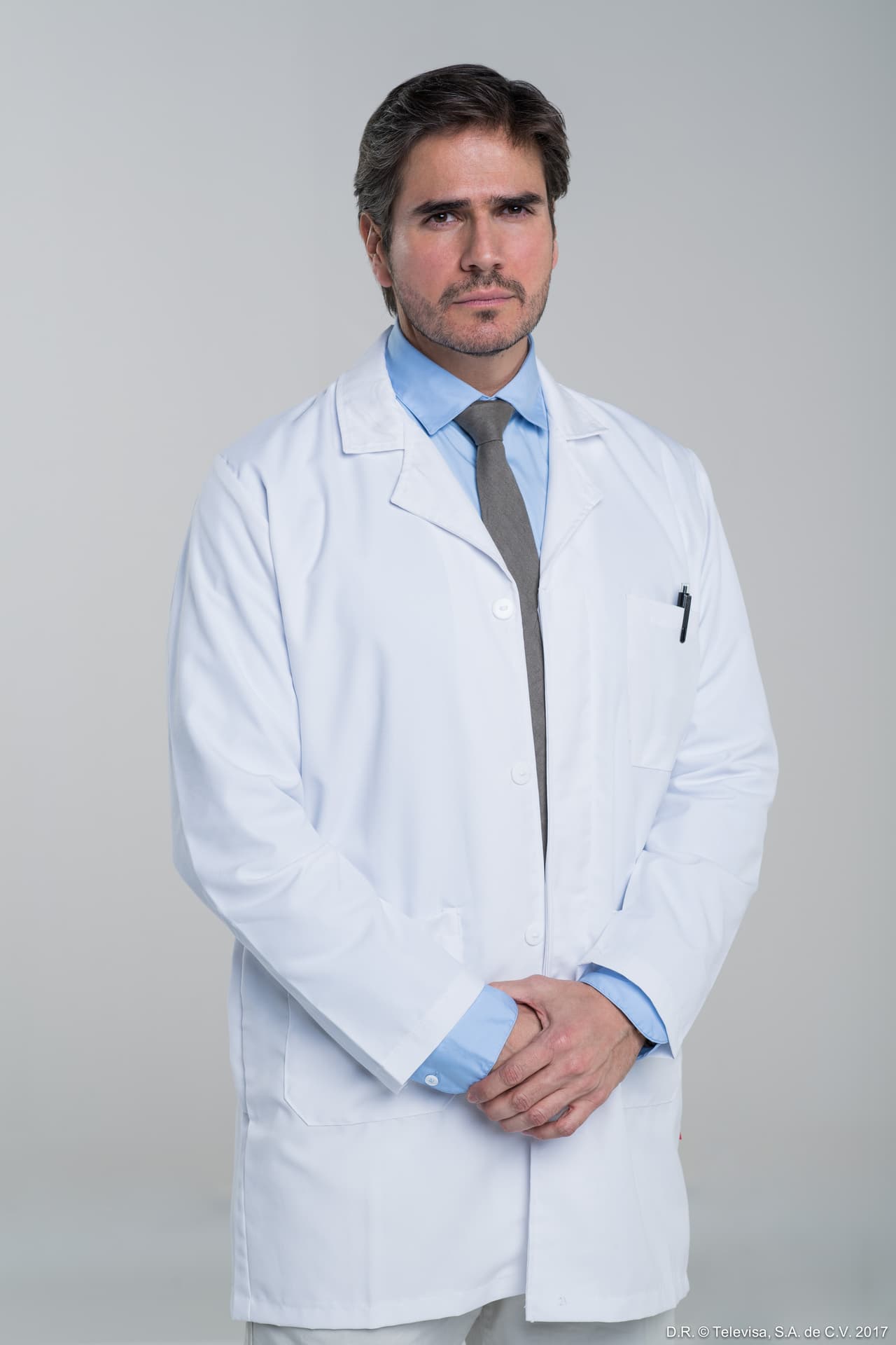 'Robert' es un excelente doctor que sufrió la pérdida de sus padres cuando él era sólo un niño, lo que ha hecho que toda esa dulzura que guarda se la dé a su esposa. Aunque el personaje de 
<b><a href="http://www.univision.com/temas/zuria-vega">Zuria Vega</a></b> vive feliz y enamorada, en la vida real ella vive todo un cuento de hadas junto a su esposo.
