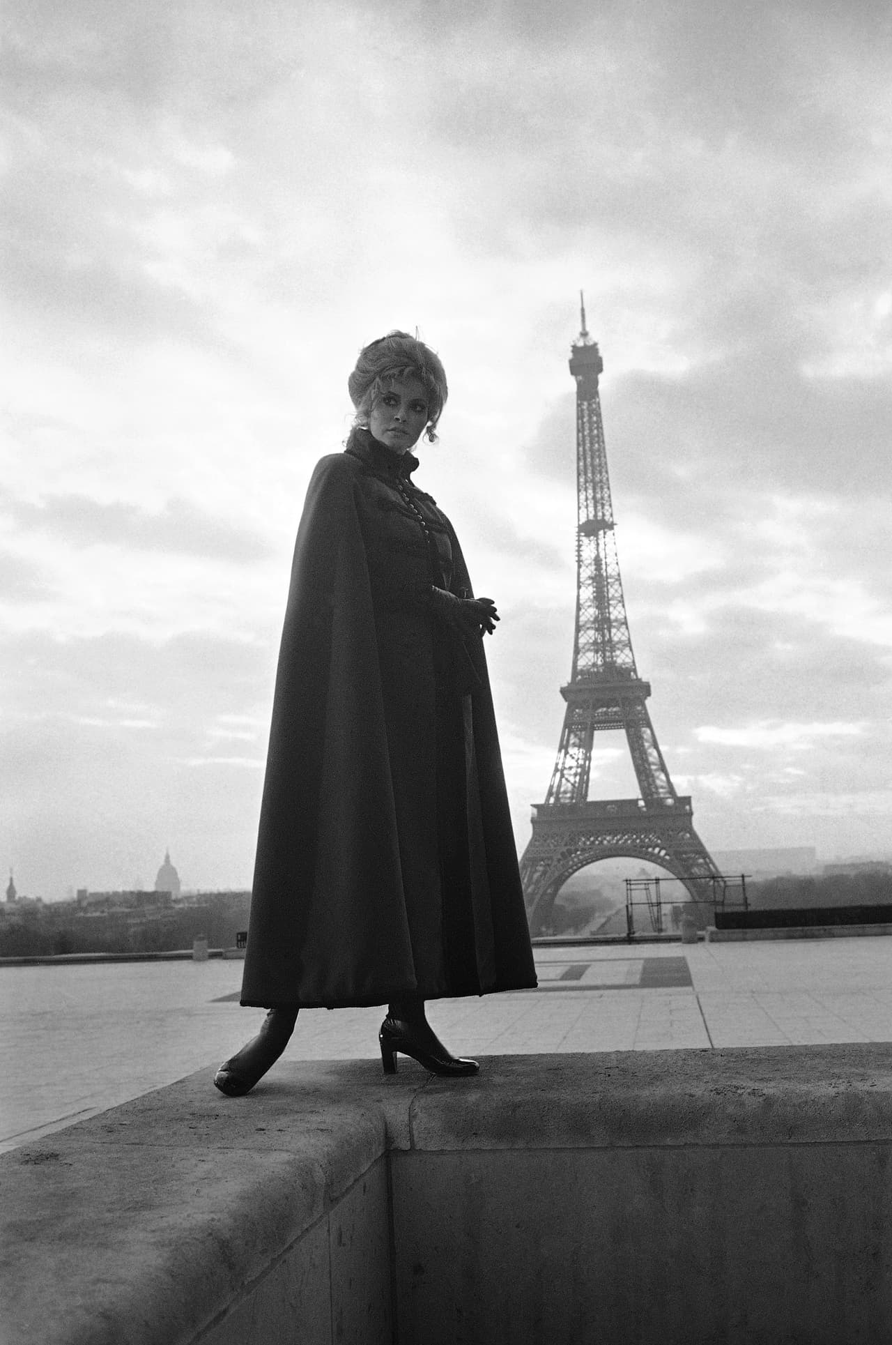 Estrellas de todas las eras y todos los países han pasado frente a este ícono y se han tomado alguna fotografía. En este caso, la actriz estadounidense Raquel Welch posa en enero de 1970.
<b>Increíblemente, la Torre Eiffel casi fue demolida cuando el contrato de arrendamiento de 20 años de la Exposición Internacional sobre la tierra expiró en 1909.</b> Su valor como antena para transmisión de radio la salvó.