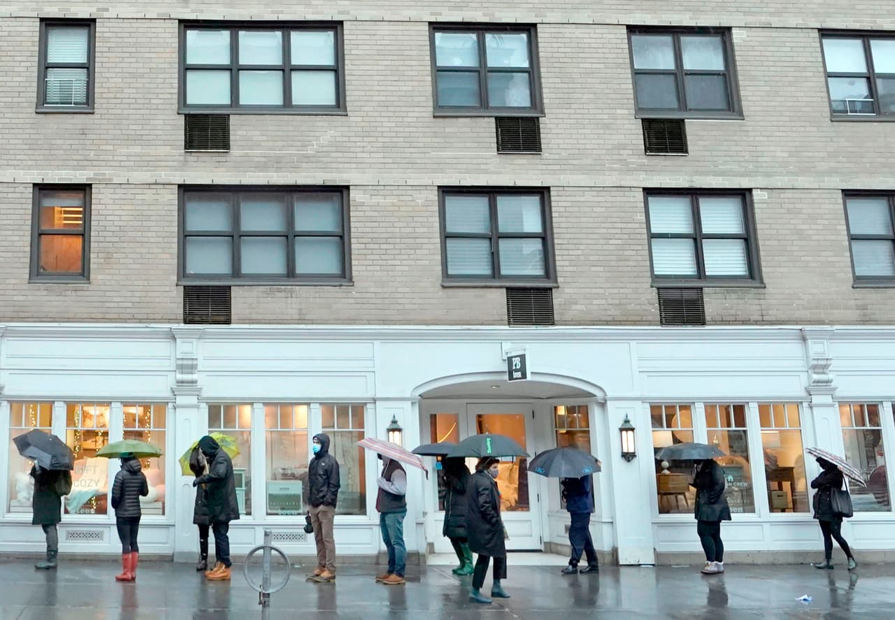 Los primeros votantes rodean la cuadra esperando votar en la escuela secundaria Robert Wagner en el Upper East Side en NYC. Los comisionados de la Junta Electoral de la ciudad aprobaron extender el horario de atención a partir del viernes 30 y hasta el domingo 1 de noviembre como respuesta a las largas filas y los tiempos de espera.