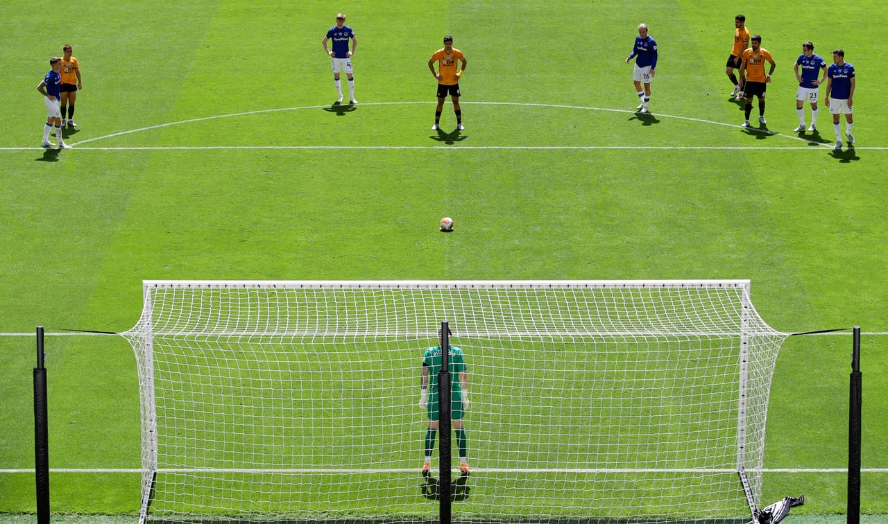 Por encima del delantero del Wolverhampton solo aparecen tres personas más, Benjamín Galindo con 8, Cuauhtémoc Blanco con 12 goles en 12 penales y Alberto García Aspe con 14 goles en 15 penales.