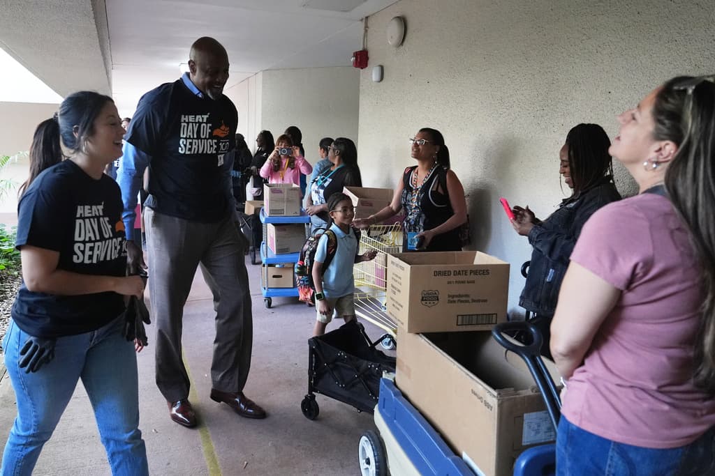 Alonzo Mourning, exjugador de Miami Heat, estuvo en la entrega de alimentos en Hollywood.