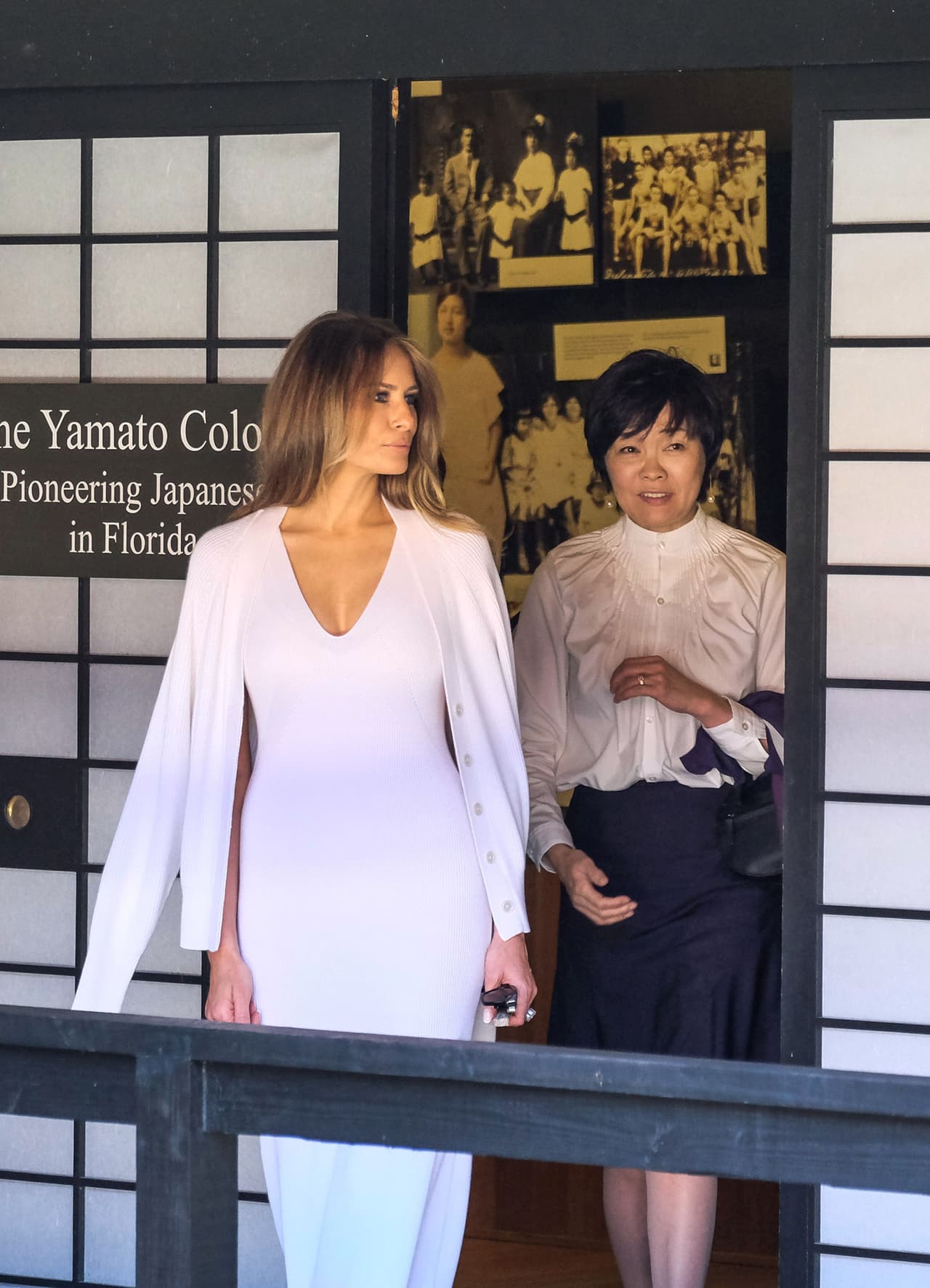Para su paseo con Azie Abe, esposa del primer ministro japonés, por el Museo Morikami y los Jardines Japoneses, en Florida, la primera dama escogió quizás uno de sus looks más arriesgados desde que asumió su rol el pasado 20 de enero. Con un traje de tejido de punto blanco, liviano y muy
<b>ceñido al cuerpo de la marca Calvin Klein, de 1,995 dólares, y un suéter a juego de la misma marca, de 1,895 dólares</b>, la primera dama dejó claro que puede olvidarse de sus tacones y llevar bailarinas planas y, aún así, lucir perfecta para una ocasión de estado.