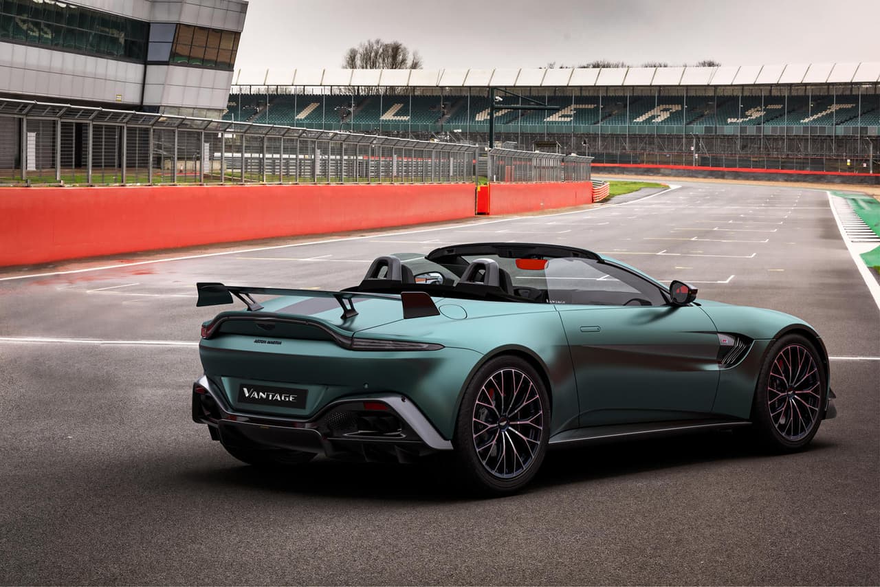 Esta edición especial estará disponible tanto en coupé como en convertible con una variedad de opciones para su color exterior, incluyendo el Gloss Aston Martin Racing Green. Los rines dejan de ser de 20 pulgadas para incluir unos de diseño único de 21 pulgadas con neumáticos especiales desarrollados de manera exclusiva por Pirelli.