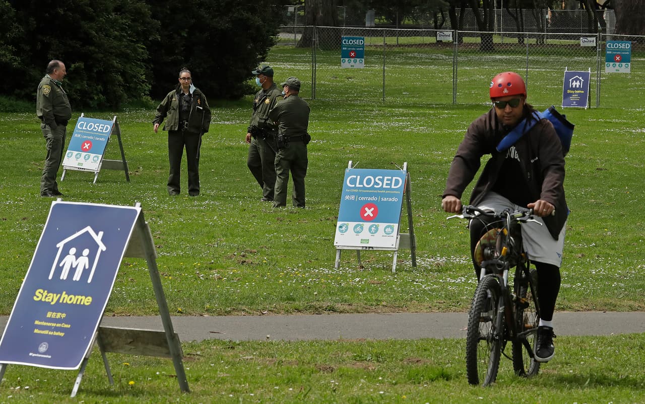 La zona del parque conocida como 'Hippie Hill' amaneció este lunes resguardada por agencias del Departamento de Parques Regionales. Cada 20 de marzo, miles de personas llegan al lugar para fumar marihuana y celebrar el consumo de cannabis en California.