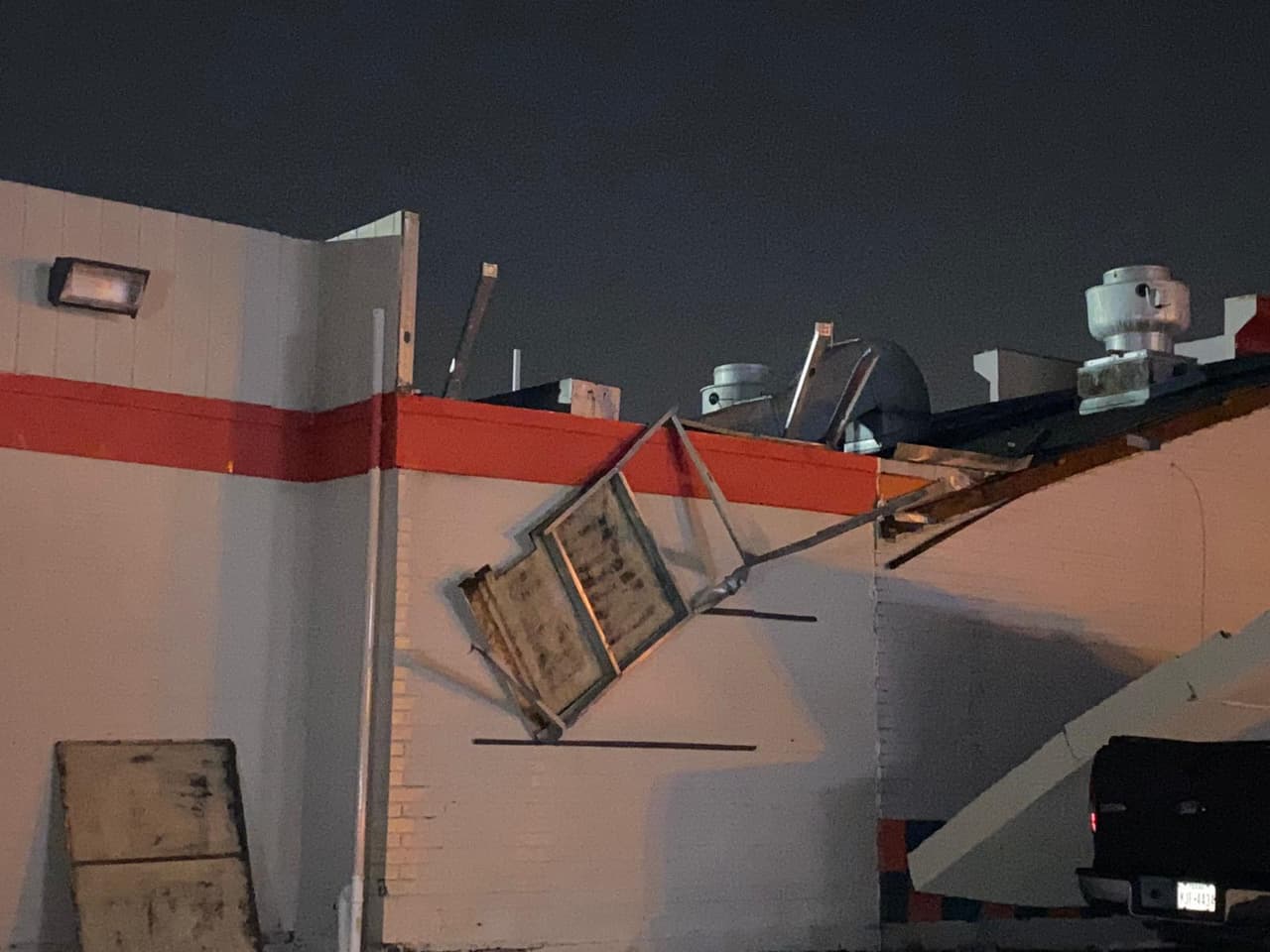 Entre ellos árboles caídos, tendidos eléctricos en las vías, techos y tumbados en las carreteras.