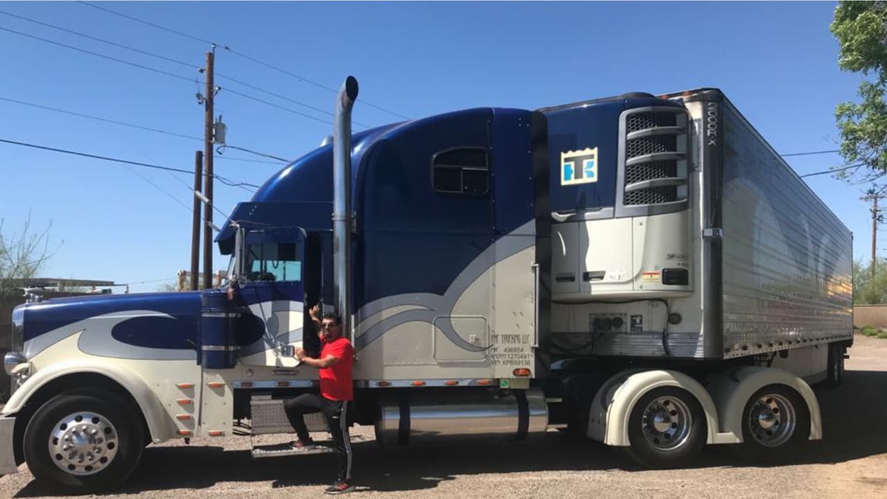 Este camionero trabaja día y noche para que la comida no falte en los hogares en medio de la pandemia de coronavirus