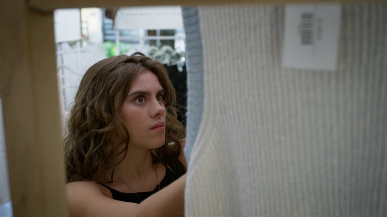 Julia roba en la boutique de Marcela