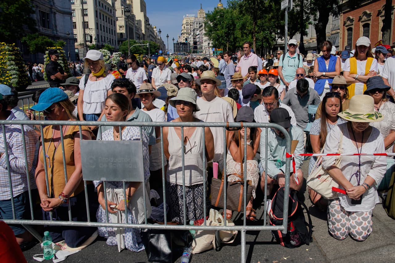 El papa León XIV es aclamado por los fieles a su llegada al encuentro "Construyendo redes con el mundo de la cultura, el arte, la economía y el deporte" en el Movistar Arena de Madrid, España, el domingo 7 de junio de 2026.