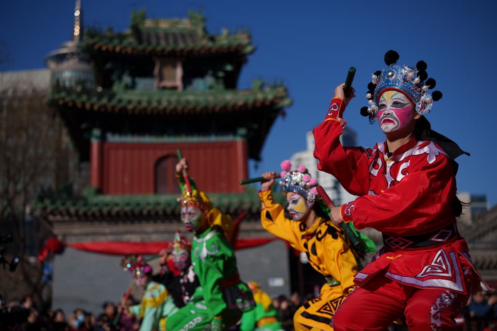 Miles de personas en Pekín, China, se congregaron este martes en el antiguo Templo de la Tierra para celebrar el comienzo del Año Nuevo Chino.