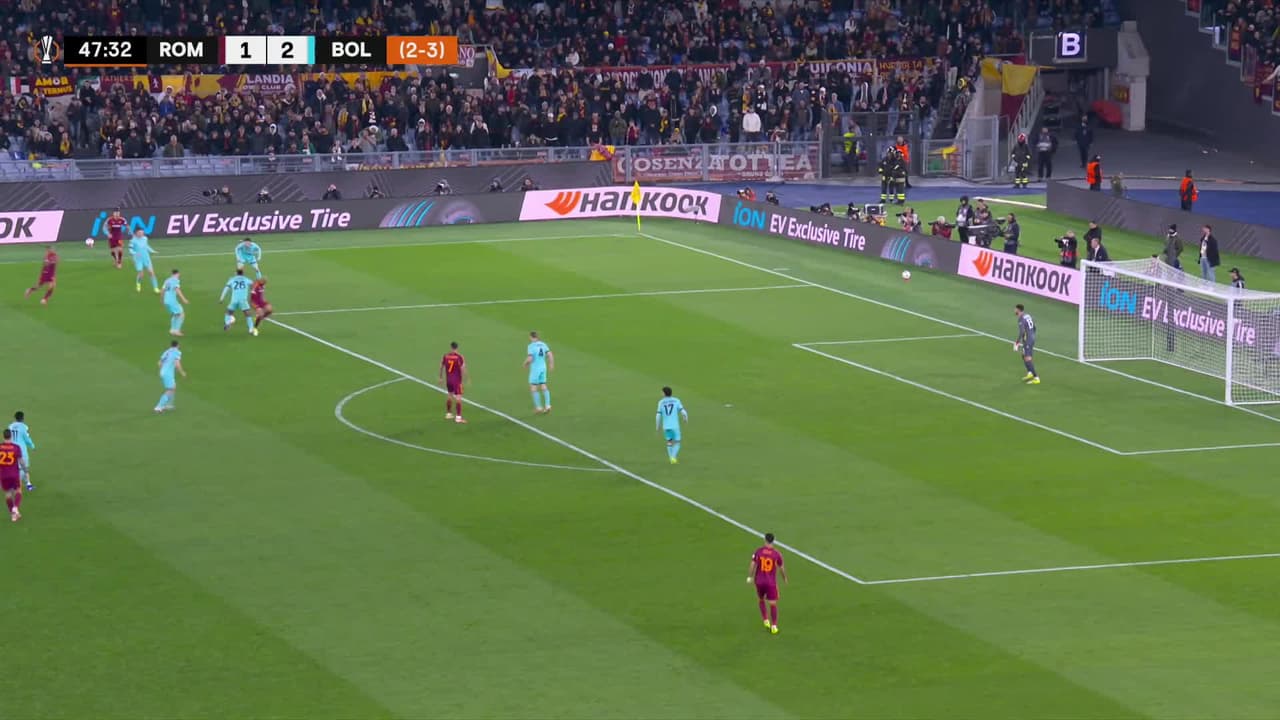 ¡TIRO ATAJADO! disparo por Donyell Malen.