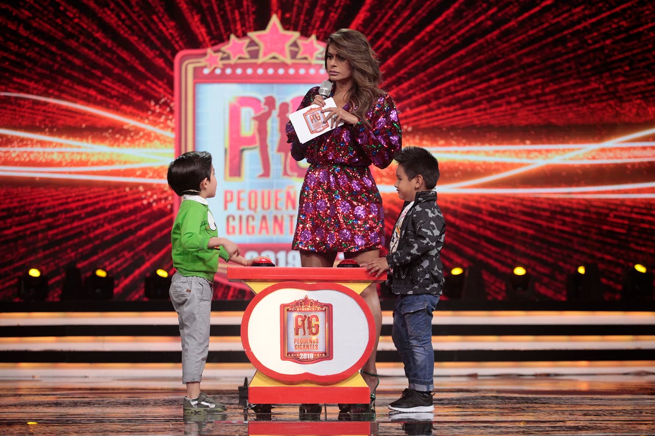 El show continuó. Los niños debían mencionar otra forma de decirle a un amigo. Mateo, con toda seriedad, señaló: "Los adultos se dicen 'güey'; y para un niño le puedes decir, de todas maneras, 'compadre', aunque igual sea palabra de adulto". Giovani soltó rapidísimo un: "Kiúbole, carnalito".