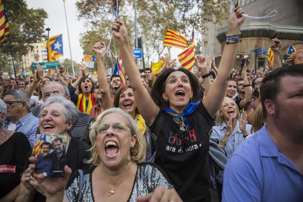 La declaración es un gesto simbólico, ya que no será aceptada por España ni por la comunidad internacional. Las calles de Barcelona se llenaron de manifestantes que celebran la decisión del parlamento regional.