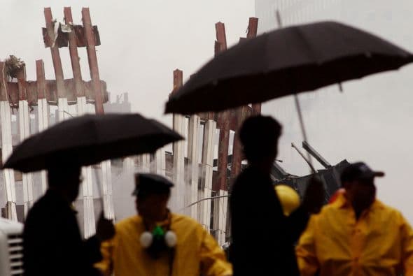 El 11 de septiembre Estados Unidos fue víctima de horrendos ataques terroristas: Al Qaeda secuestró e impactó cuatro aviones contra varios objetivos y que causaron la muerte y destrucción, siendo el episodio que precedería a la guerra de Afganistán y a la adopción por el Gobierno estadounidense y sus aliados de la política denominada de Guerra contra el terrorismo. Los atentados fueron cometidos por diecinueve miembros de la red yihadista Al-Qaida,1 divididos en cuatro grupos de secuestradores, cada uno de ellos con un terrorista piloto que se encargaría de pilotar el avión una vez ya reducida la tripulación de la cabina. Los aviones de los vuelos 11 de American Airlines y 175 de United Airlines fueron los primeros en ser secuestrados, siendo ambos estrellados contra las dos torres gemelas del World Trade Center, el primero contra la torre Norte y el segundo poco después contra la Sur, provocando que ambos rascacielos se derrumbaran en las dos horas siguientes.2 3 El tercer avión secuestrado pertenecía al vuelo 77 de American Airlines y fue empleado para ser impactado contra una de las fachadas del Pentágono, en Virginia. El cuarto avión, perteneciente al vuelo 93 de United Airlines, no alcanzó ningún objetivo al resultar estrellado en campo abierto, cerca de Shanksville, en Pensilvania, tras perder el control en cabina como consecuencia del enfrentamiento de los pasajeros y tripulantes con el comando terrorista.