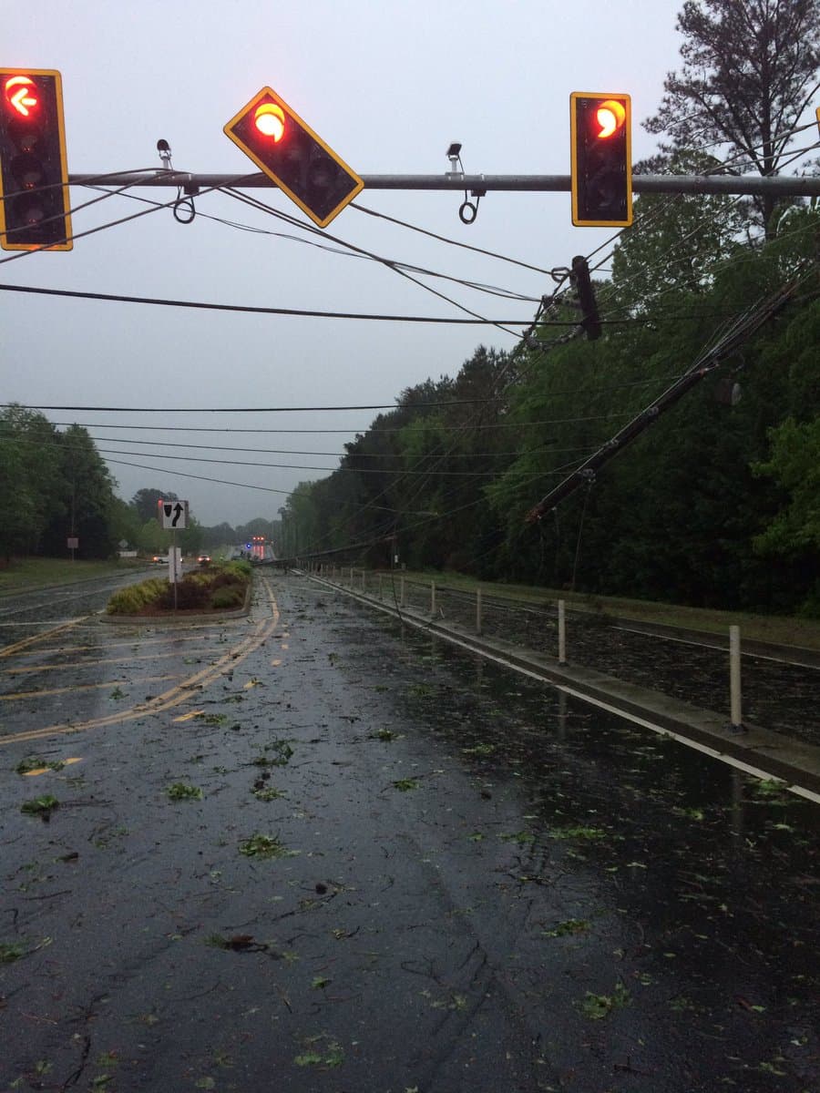 CONDADO DE FULTON. La policía de Johns Creek reportó el cierre parcial de Old Alabama Road por los daños.