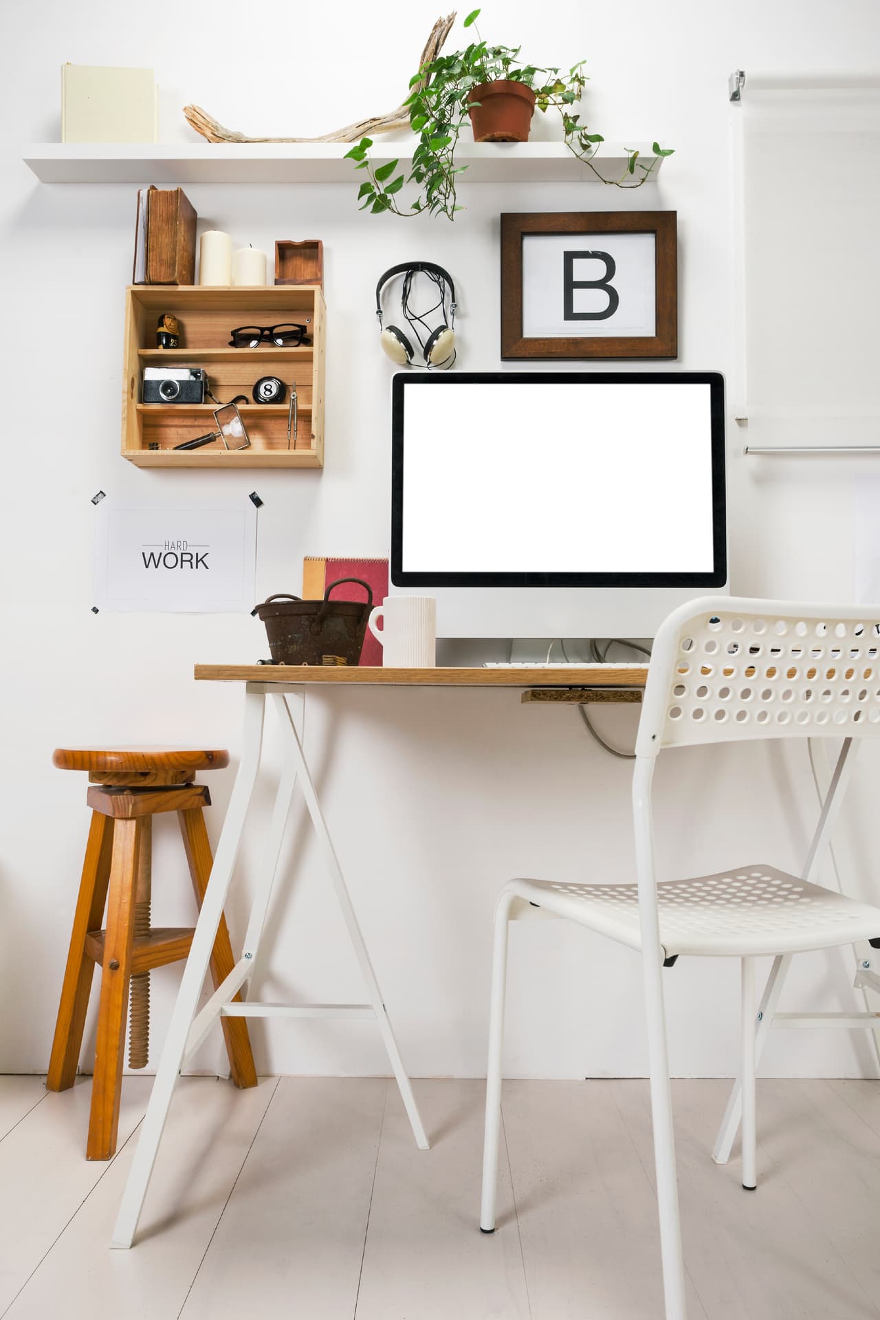 Almacenamiento ideal. Para tener más espacio en el escritorio, guarda los elementos de forma vertical, indica en su sitio, The Order Expert, la experta en organización, Rashelle Isip. Aparte de estantes, puedes instalar un barral como los de cocina, y colgar de allí útiles e incluso tu portalápices.