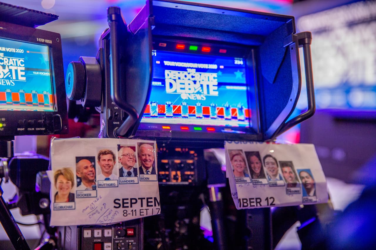 Para lograr participar en este debate, se requirió que cada candidato llegara a 130,000 donantes únicos y al menos un dos por ciento de apoyo en cuatro encuestas aprobadas por el Comité Nacional Demócrata, que organiza el careo.