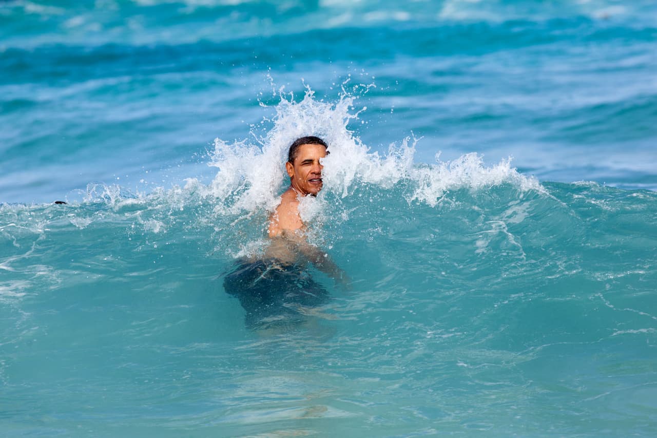 <b>El mar.</b> El presidente se da un baño en la ‘Playa de la roca’, en Kaneohem, Hawaii, 2013. Pete Souza trabajó en el diario 
<i>The Chicago Tribune</i> y cubrió las campañas al Senado de Barack Obama, con quien regresó a la dirección de fotografía de la Casa Blanca.