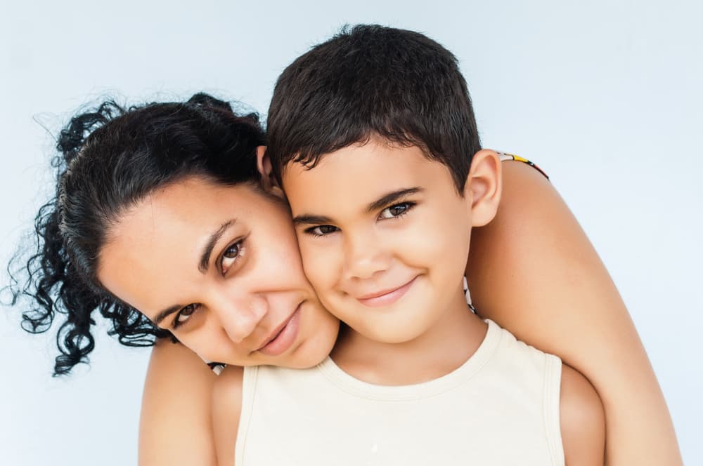 Con una madre del signo de la rata la familia puede estar tranquila, mamá siempre sabrá encontrar los medios para combatir las escaseces, las necesidades, la pobreza. Incansable trabajadora, frugal y diligente, un verdadero puntal o columna del hogar.