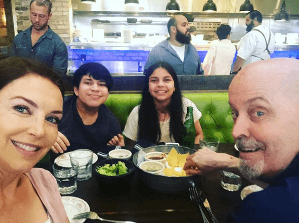 La famosa tuvo su primer acercamiento con un proceso de adopción en 2008 en Mérida, Yucatán, donde obtuvo la custodia del pequeño Alejandro, de entonces un año. Posteriormente, Ana Sofía se integró a la familia, con tan solo tres meses de edad.