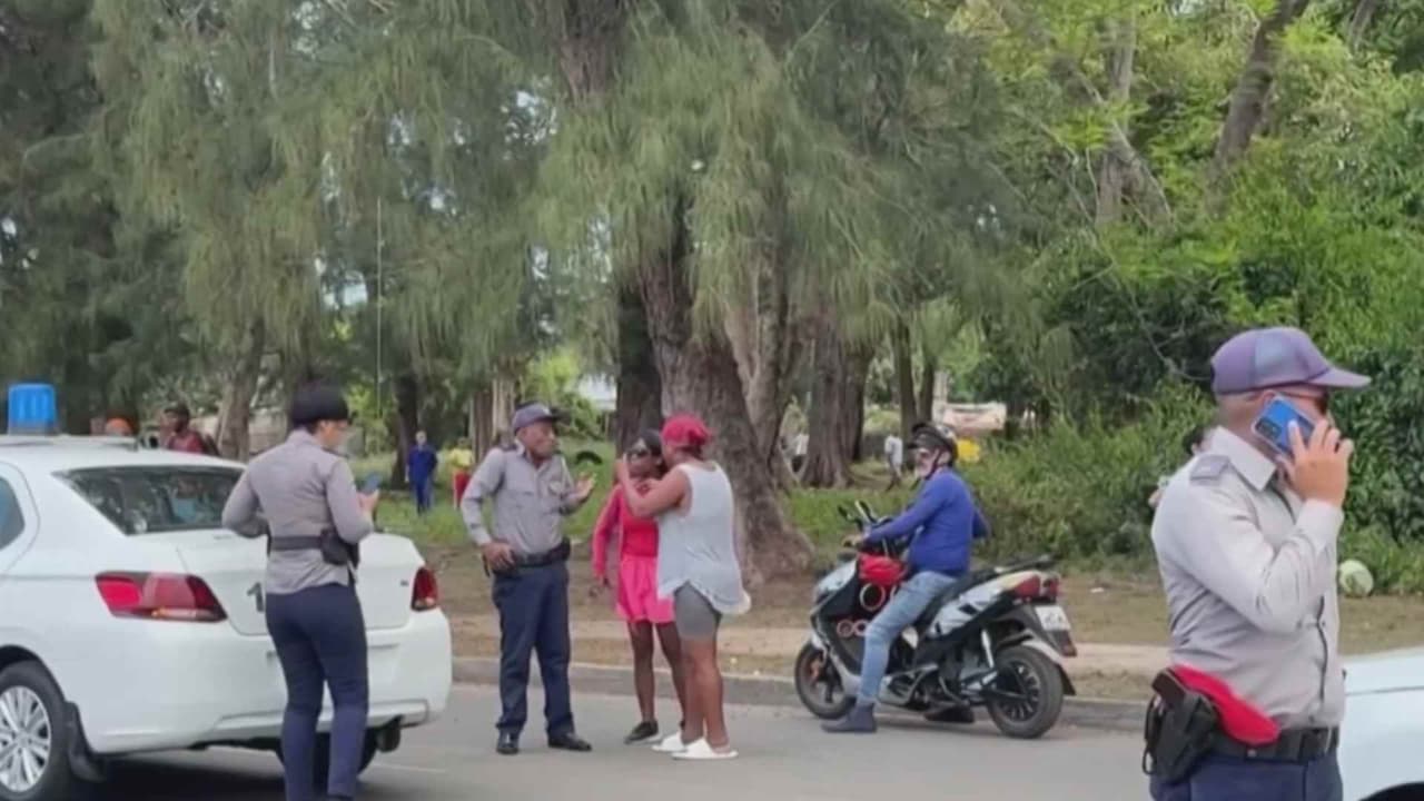 Cubanos salen a protestar día y noche mientras los apagones masivos empeoran