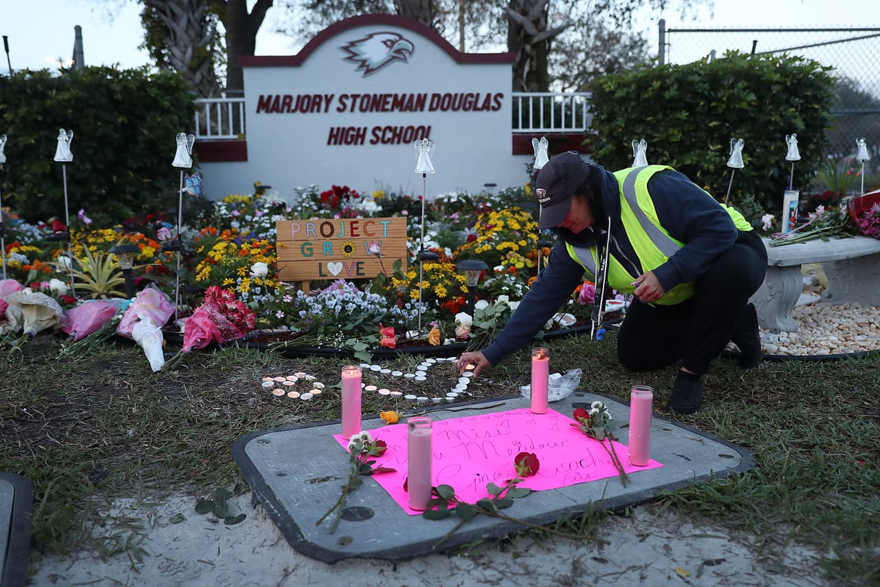 Los guardias de cruce escolar también colocaron flores en el monumento en Parkland. Alexis Grogan, un estudiante de tercer año de la secundaria Stoneman Douglas, dijo que pasaría el día recogiendo la basura en la playa, dedicando su trabajo a los que murieron.