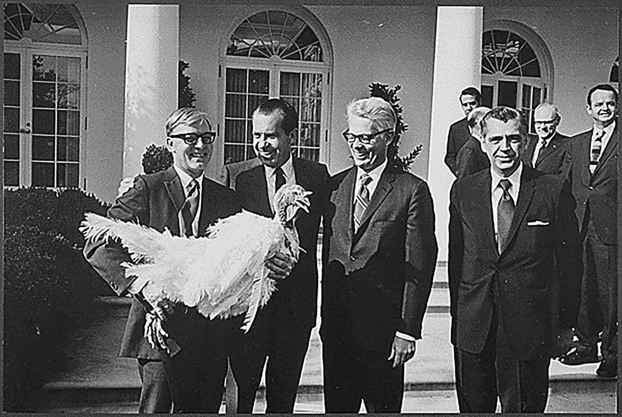 El presidente Richard Nixon con el primer pavo que perdonó en su mandato, en noviembre de 1969.