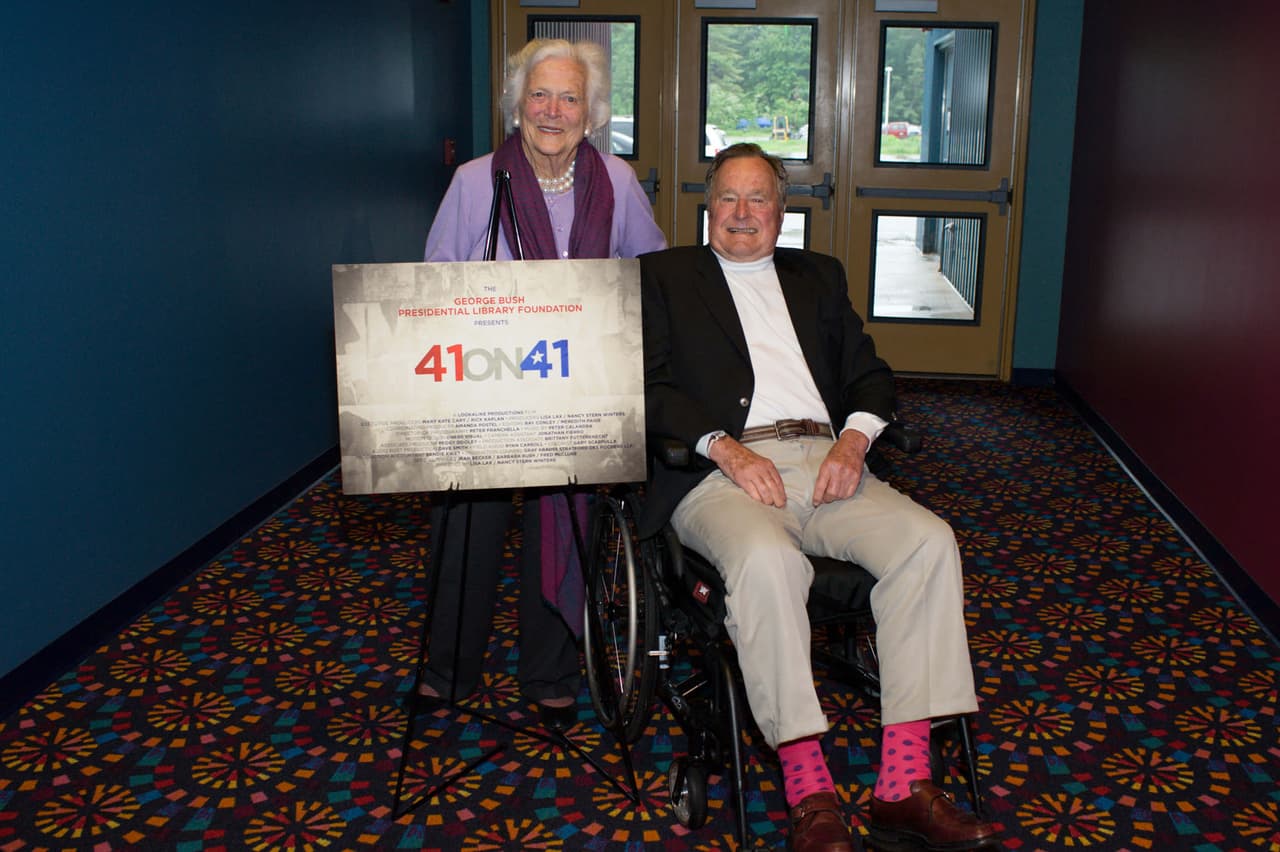 La historia de los calcetines de George H. W. Bush, cuenta la 
<b><a href="https://www.georgehwbush.com/" target="_blank">oficina</a></b> del expresidente, comenzó con un amigo de la familia que le regalaba medias con colores llamativos. Él vestía esos calcetines en reuniones familiares. En la foto, Barbara y George Bush.