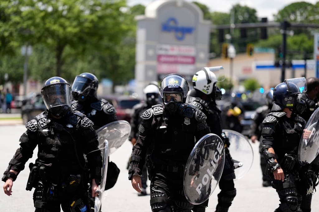 Organizadores acusan a la policía de dividir al movimiento; autoridades dicen que actuaron para mantener el orden y castigar delitos.