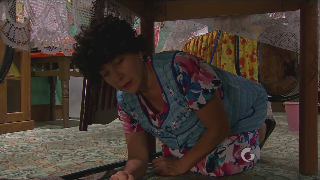 Si sientes que alguien está observándote o escuchándote puede que sea tu suegra debajo de la mesa.