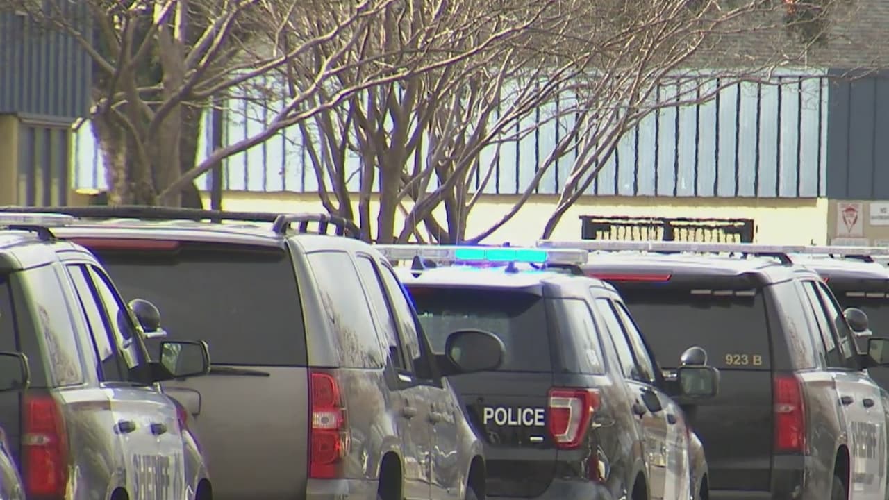 Implementan un cierre de seguridad en Valley High School luego de que un sospechoso armado corrió por la escuela