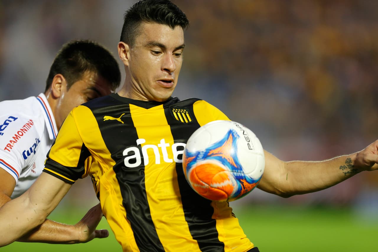 Peñarol gana y se sigue a la caza del líder Nacional