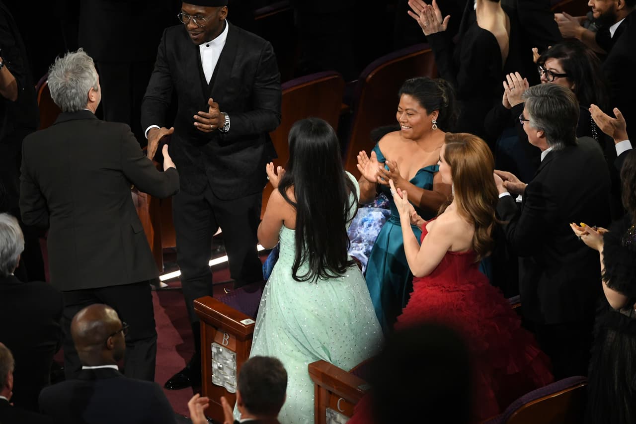 <b>Paso 4</b>
<br>
<br>Usó un cepillo redondo por todo el pelo y se enfocó en darle un toque especial a las puntas para que estuvieran ligeramente hacia afuera.