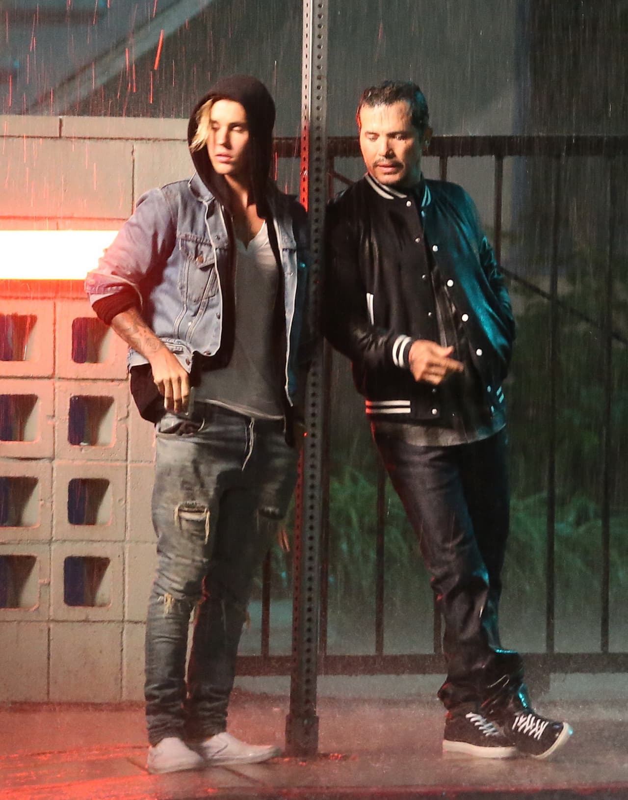 El cantante fue captado parado en una esquina muy sospechoso.