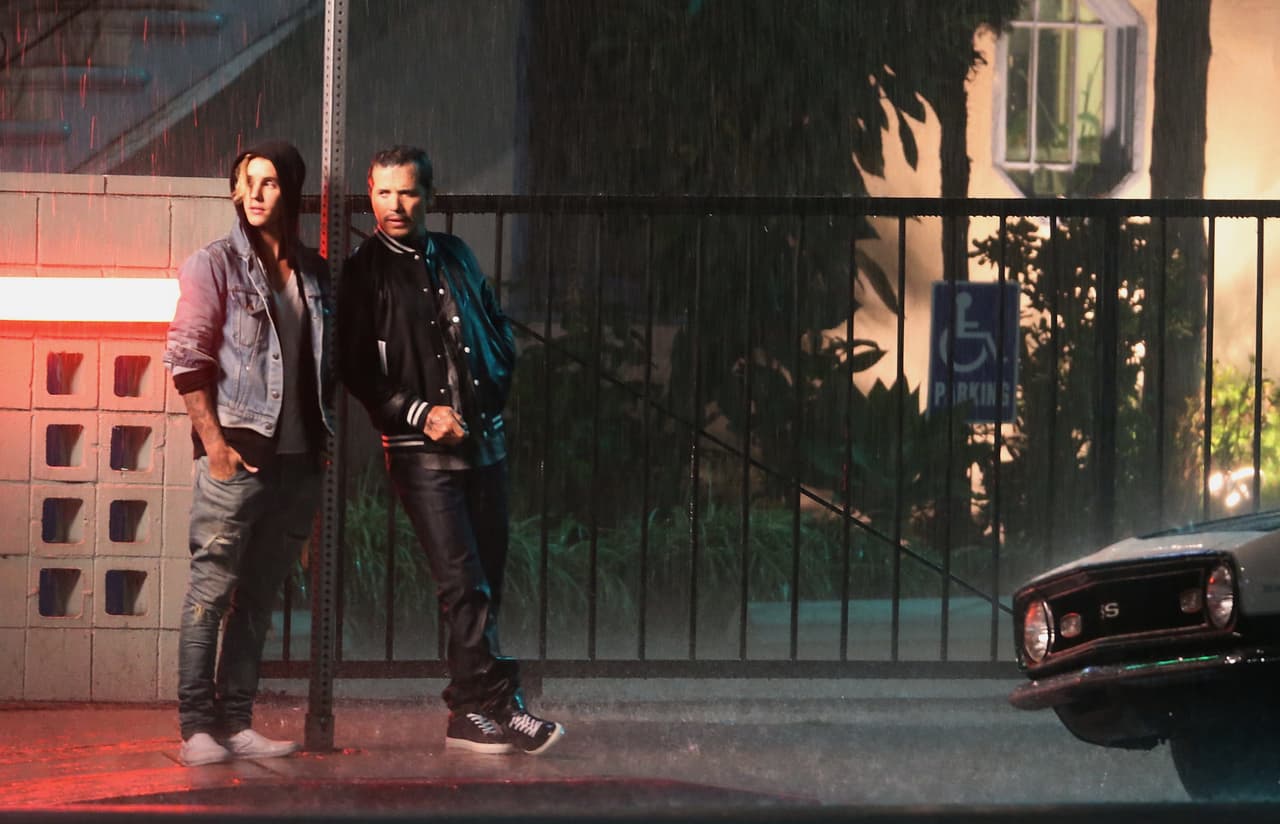 Junto a él se encontraba John Leguizamo y ambos se veían muy raros.