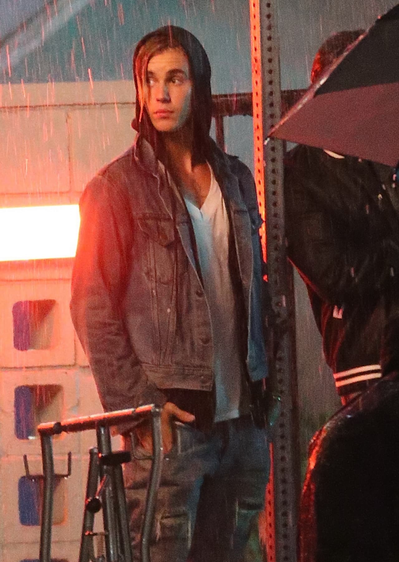 ¡Y cómo no iba a estar de buenas! Esa noche la pasó de fiesta con una de sus bailarinas.