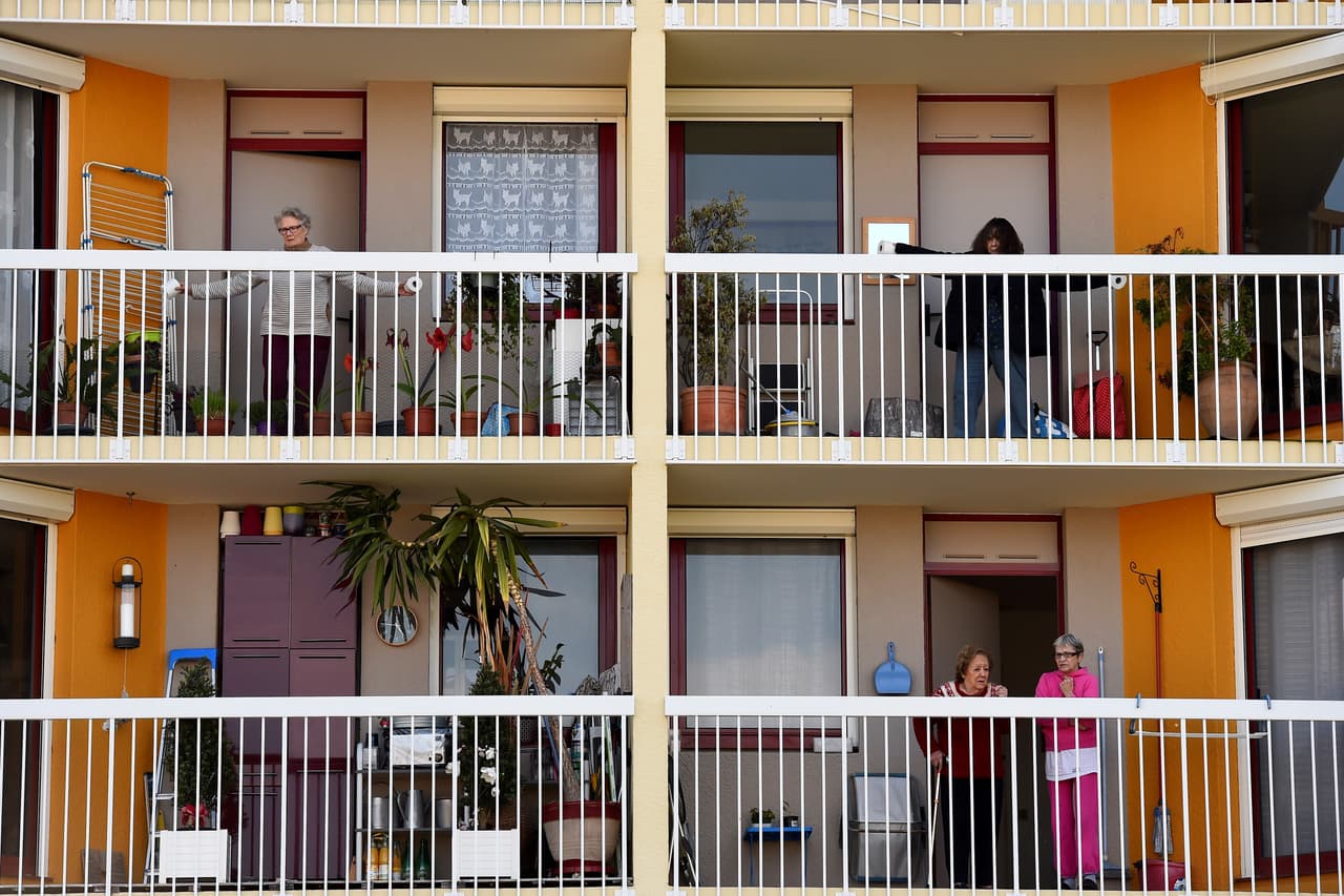 Otro 'nuevo' uso para los balcones: las personas mayores se ejercitan en ellos.