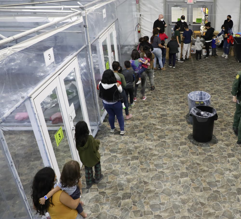 Ni el Departamento de Seguridad Nacional ni el de Salud y Servicios Humanos han permitido que los medios o los abogados puedan ingresar a estos espacios.