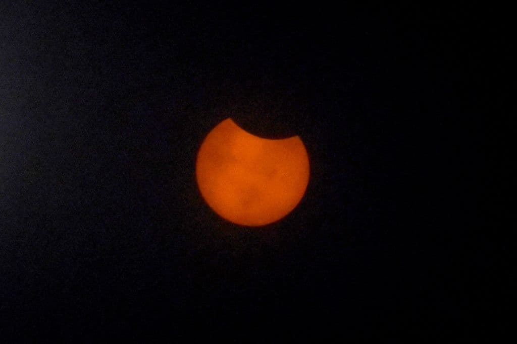 Entre ellos destaca un 
<b>eclipse parcial de Sol</b>, que tendrá lugar el próximo 10 de junio, cuando la Luna pasará levemente entre la Tierra y el Sol, ocultando una parte del astro rey para quienes observamos desde el planeta azul.