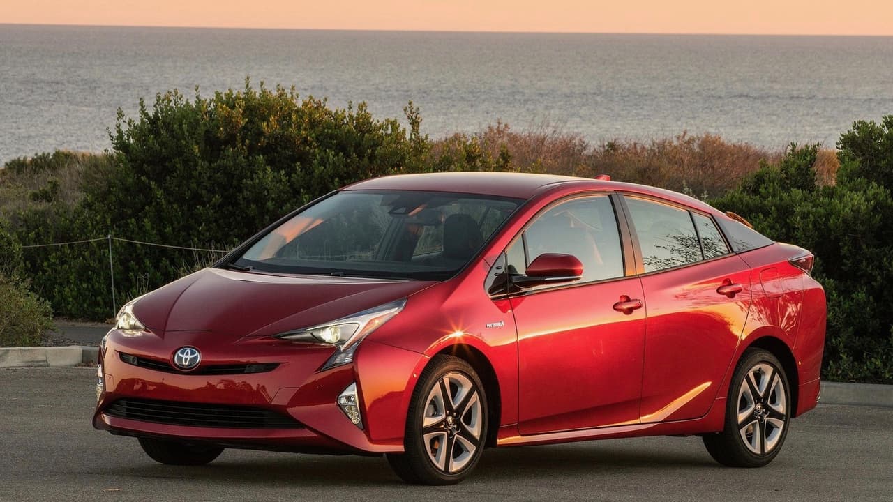 <h3 class="cms-h3-H3">7. Toyota Prius</h3>
<br>
<b>ALERTA DE SPOILER</b>: todos los modelos de la línea Prius de Toyota clasificaron en la lista, solo que el Prius regular fue el que lo hizo en el puesto más bajo. Consumer Reports dice que 
<b>el actual Prius ofrece mejor respuesta a las maniobras y un mejor marcha que antes</b>. La publicación también dice que el Prius es más silencioso que antes pero critica a sus asientos por ofrecer un soporte mediocre, deja escuchar mucho ruido de los neumáticos y lo bajo de su suelo hace que sea incómodo entrar y salir de él.