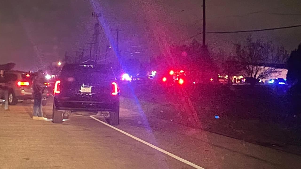 Esta fue la escena que Aleix Santiago halló fuera de su casa al llegar y por eso estuvo por varias horas sin poder entrar.