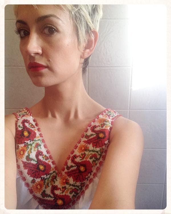 En una entrevista para 
<a href="https://gatopardo.com/especiales/entrevista-marisol-centeno-bi-yuu/" target="_blank">Gato Pardo</a>, la diseñadora de 36 años dijo que siempre estuvo rodeada de textiles gracias a su familia, quienes le presentaron a algunas artesanas. Pero fue hasta que realizó un viaje a Turquía, donde visitó talleres, que se dio cuenta que quería dedicarse a eso.