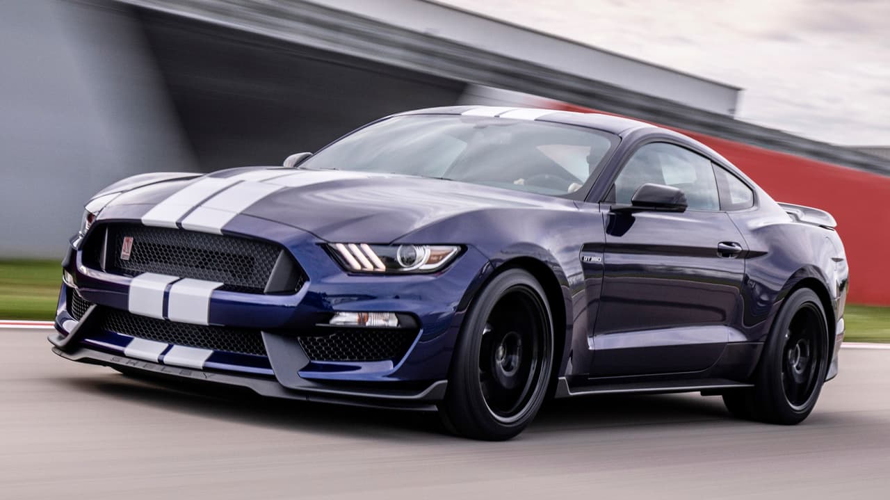 Los amortiguadores y resortes fueron ajustados, así como el sistema ABS con frenos Brembo con cálipers con 6 pistones al frente y 4 atrás.