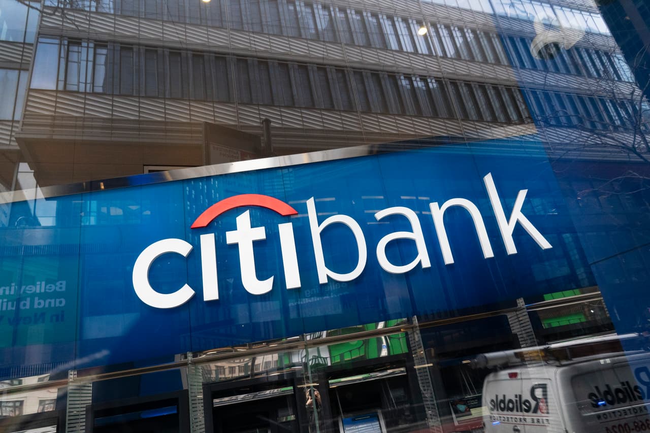 <b>Citigroup</b> - El holding al que pertenece el Citibank es el propietario además de numerosas subsidiarias internacionales. La compañía tiene un valor en bolsa de $87,120 millones, 240,000 empleados y su cuartel general está en Nueva York.