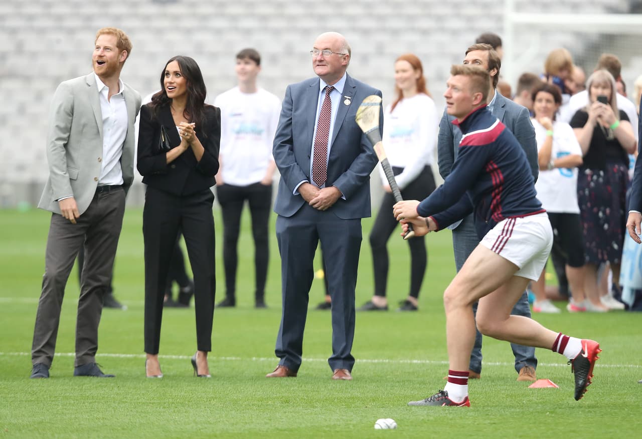 Pero esta no es la primera vez, la vimos en su viaje por Irlanda realizar otra difícil tarea en tacones: 
<b>caminar por un campo de juego.</b>