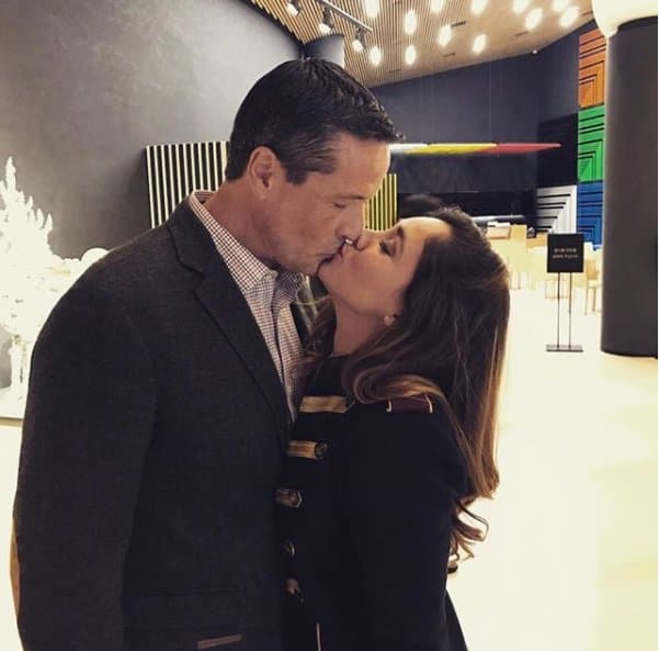 En marzo del 2017 la actriz subió a su cuenta de Instagram una imagen en donde lucía un hermoso anillo que parecía de compromiso, lo que encendió las especulaciones sobre una posible boda. Los rumores se hicieron realidad y la actriz declaró para El Gordo y la Flaca 
<b><a href="https://www.univision.com/entretenimiento/sherlyn-le-tapa-la-boca-a-la-exnovia-de-francisco-zea-mostrando-el-anillo-que-el-le-regalo">la importancia de su anillo de nupcias</a></b>.