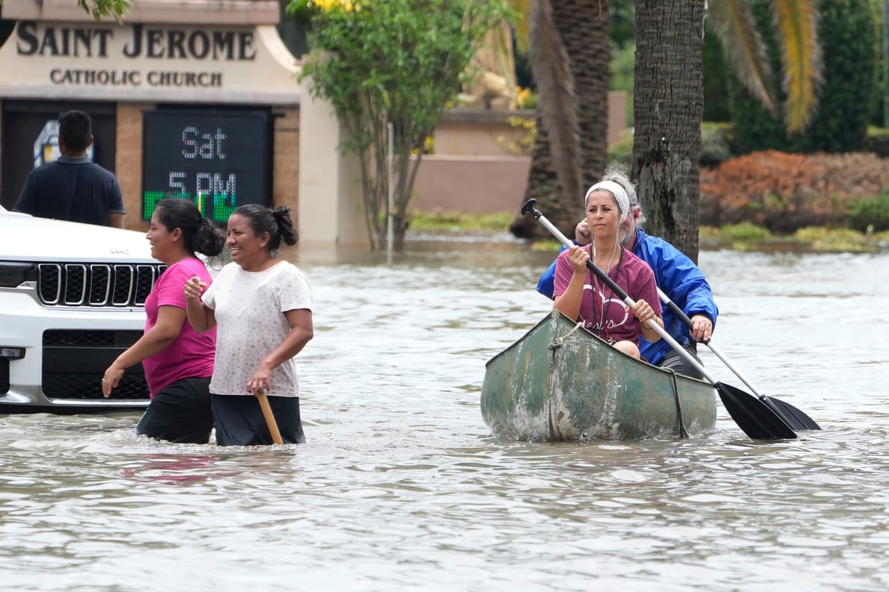 Residentes reman y caminan a lo largo de una vía inundada el jueves 13 de abril de 2023 en Fort Lauderdale, Florida. El día anterior un aguacero dejó caer más de dos pies de lluvia que causaron inundaciones generalizadas, cerraron el aeropuerto de Fort Lauderdale y convirtieron las vías locales en ríos.