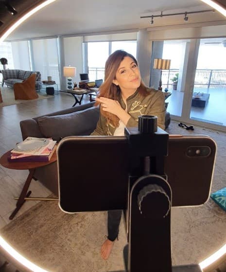 Trabajando muy agusto desde casa, y radiante como siempre, Marcela Sarmiento.